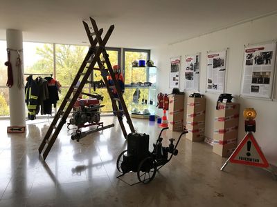 Aufbau der Ausstellung zur Geschichte der Freiwilligen Feuerwehr Hennigsdorf.