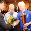 Frank Stege, Amtsdirektor Gransee und Gemeinden, gratuliert dem Laufpark Stechlin e. V. für die Auszeichnung mit dem Ehrenpokal des Dezernenten für Soziales und Verkehr.