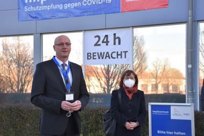 Eröffnung des Impfzentrums in Oranienburg: Gesundheitsministerin Ursula Nonnemacher und Landrat Ludger Weskamp bei der Eröffnung des Impfzentrums in Oranienburg.