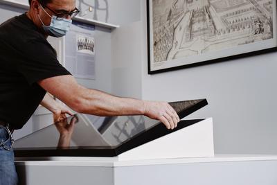ReMO: Museumstechniker Torsten Milkert beim Einbau eines Touchscreens.