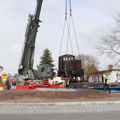 Mit Hilfe eines Lastkranes stellten Arbeiter die frisch lackierte Lok in der Mitte des Kreisverkehrs in Zabelsdorf auf.