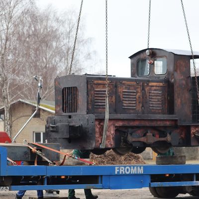 Mit Hilfe eines Lastenkranes wurde die Lokomotive in Zabelsdorf aufgestellt.