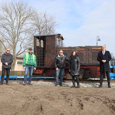 Lokomotive schmückt Kreisverkehr in Zabelsdorf.