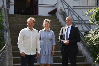Gut Boltenhof: Die Inhaber des Gutes Boltenhof, Andrea und Jan-Uwe Riest mit Landrat Ludger Weskamp (rechts).