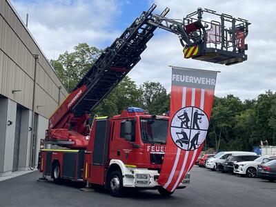 Ein Feuerwehrfahrzeug mit L&ouml;schkran. 