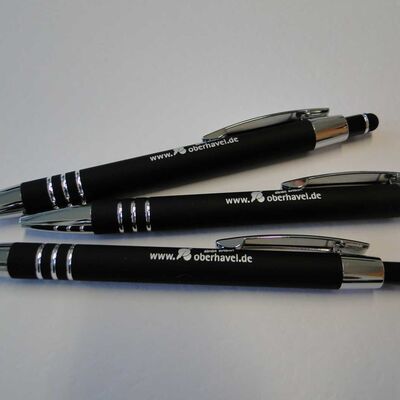 Kugelschreiber schwarz oder dunkelgrün (1,20 Euro)
