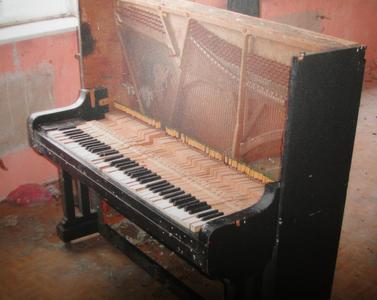 Hat schon bessere Zeiten erlebt: Dieses Klavier sorgte für musikalische Unterhaltung in der Garnison.
