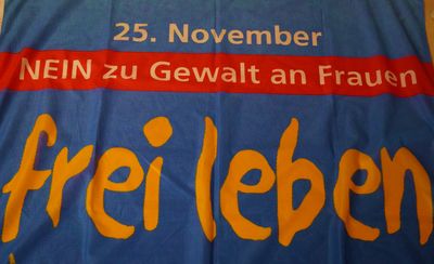 Zum Gedenktag "Nein zu Gewalt an Frauen" werden symbolisch Fahnen gehisst.