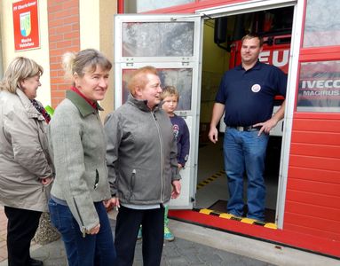 Kreiswettbewerb 2014 in Oberkrämer: Jurymitglied Manuela Scheil von den Landfrauen Oberhavel (2. von links) nimmt das modernisierte Gebäude der Feuerwehr in Augenschein 