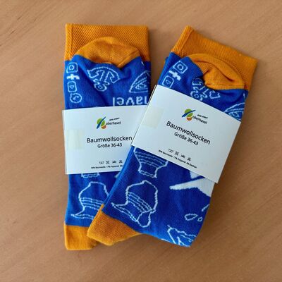 Ein Paar orangefarbene-blaue Baumwollsocken in Größe 36 bis 43 vom Landkreis Oberhavel.