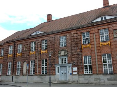 Restaurierte Festons an der Fassade des Gesundheitsamtes 