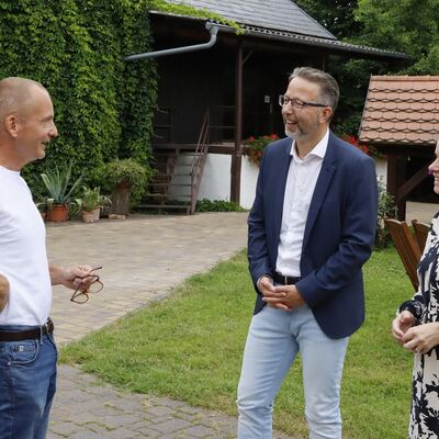 Dr. Johannes Brüning führte Landrat Alexander Tönnies und Claudia Flick, Geschäftsführerin der Wirtschafts-, Innovations- und Tourismusförderung Oberhavel GmbH (WInTO), über seinen Hof.
