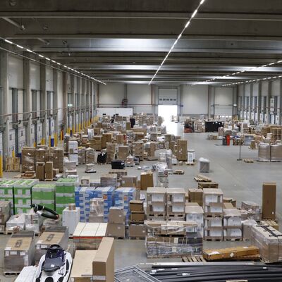 Blick von oben in die große Lagerhalle