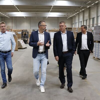 Landrat Alexander Tönnies mit Philipp Strenge (Dritter von links) im Gespräch
