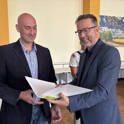 Landrat Alexander Tönnies überreicht Einbürgerungsurkunden.