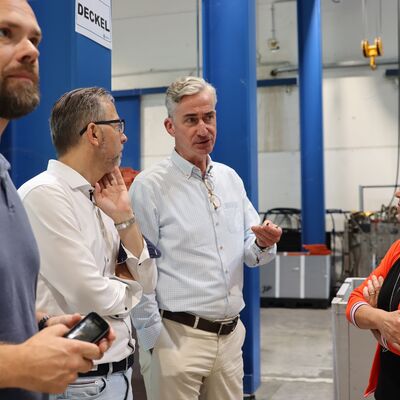Würfel-Geschäftsführer Felix von Möller gibt Landrat Alexander Tönnies und Veltens Bürgermeisterin Ines Hübner einen Überblick zum Produktportfolio.