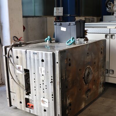 Zwölf Tonnen schwer: Im Inneren eines Metallwürfels findet sich die Form für den Werkzeugkoffer, der obenauf fertig montiert zu sehen ist.