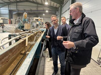 Roger Peters, Geschäftsführer des Brandenburger Kabelwerks, erklärt Alexander Tönnies, Claudia Flick und Marco Kalmutzke (von rechts) den Produktionsprozess.