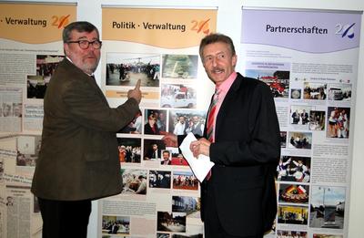 Landrat Karl-Heinz Schröter und Bürgermeister Hans-Joachim Laesicke beim Rundgang durch die Fotoausstellung »HERVORGEBRACHT - 20 Jahre Oberhavel«