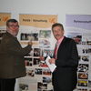 Der Landrat und Oranienburgs Bürgermeister, Hans-Joachim Laesicke, entdecken schon fast vergessene Fotos.