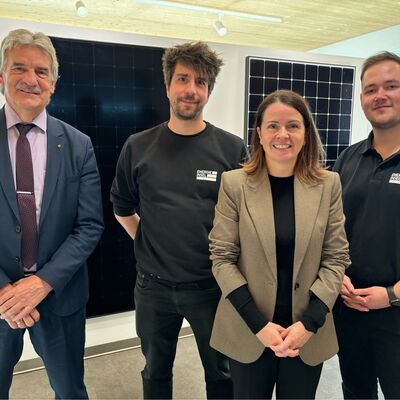 von links: Landrat Alexander Tönnies, Verkaufsleiter der Energieinsel Leonard Grätsch, Geschäftsführerin der WInTO Claudia Flick und der angehende Kaufmann für Groß- und Außenhandelsmanagement bei der Energieinsel Jordan-Cedric Jentzsch