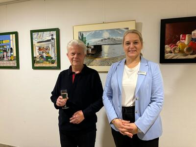 Künstler Milan Jakubcik und Nancy Klatt, Dezernentin für Jugend, Gesundheit und Verbraucherschutz