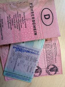 Führerschein auf rosa Papier und alte Checkkarte