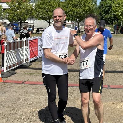 Gemeinsam im Ziel: Axel Drecoll, Direktor der Stiftung Brandenburgische Gedenkstätten, und der ehemalige Chef der AWU Oberhavel, Manfred Speder.
