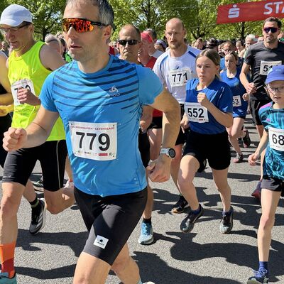 Insgesamt 782 Läuferinnen und Läufer starteten beim 58. Sachsenhausen-Gedenklauf. Die Hauptläufe führten über 7,5 und 15 Kilometer um die Gedenkstätte Sachsenhausen.