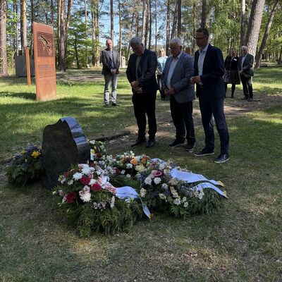 Während Ministerpräsident Dr. Dietmar Woidke den Startschuss für den Staffellauf gab, legten Landrat Alexander Tönnies (von rechts), Oranienburgs Stadtverordnetenvorsteher Dirk Blettermann, Alexander Laesicke, Bürgermeister der Stadt Oranienburg und Axel Drecoll, Direktor der Stiftung Brandenburgische Gedenkstätten, einen Kränze zum Gedenken an die Opfer des Nationalsozialismus an der Station Z nieder.
