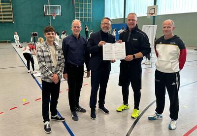 von rechts nach links: Michael Inter, Schatzmeister des SV Athletik, der Vorsitzende Wolfram Degler, Landrat Alexander Tönnies, Holger Mittelstädt, Dezernent für Bildung, Kultur und Sport, Lennard Pohl, Sachbearbeiter für Sportförderung