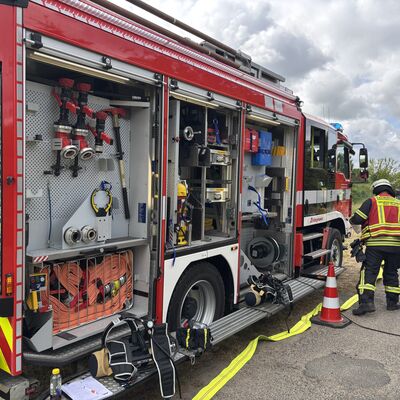 Ein Feuerwehrlöschzug von innen mit einem Feuerwehmann im Hintergrund.