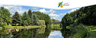 Newsletter Header: eine Brücke führt über die Havel mit grünen Ufern