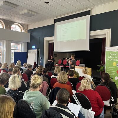 Kathleen Kunath vom Evangelischen Verein Sonnenhof e.V. spricht vor den Teilnehmerinnen und Teilnehmern der FASD-Expertenveranstaltung &uuml;ber das fetale Alkoholsyndrom.