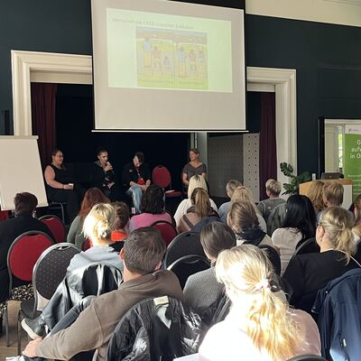 Teilnehmerinnen und Teilnehmer FASD-Expertenveranstaltung sprechen mit jungen Menschen, die vom Fetalen Alkoholsyndrom betroffen sind.