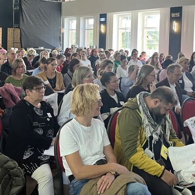 Teilnehmerinnen und Teilnehmer der FASD-Expertenveranstaltung h&ouml;ren im Kultursaal des Oranienwerks aufmerksam zu.