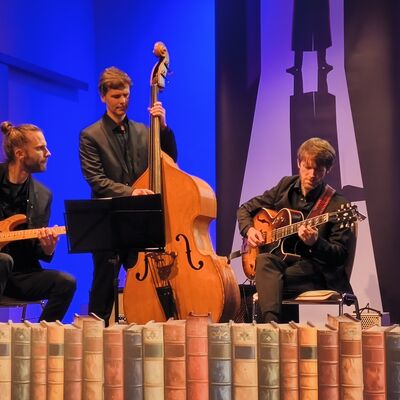 Das Jazztrio Pankeperlen führen musikalisch durch den Abend. Christoph Gaertner - Gitarre, Conor Cantrell - Gitarre und Christian Fischer am Kontrabass.