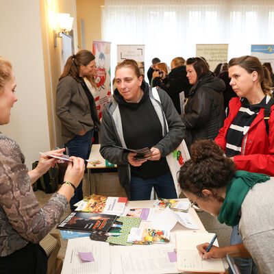 Teilnehmerinnen der 3. Kinder- und Jugend-Gesundheitskonferenz am Stand des Pr&auml;ventionsprogramms ECHT DABEI auf dem Markt der M&ouml;glichkeiten.