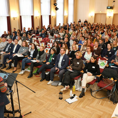Publikum bei der 3. Kinder- und Jugend-Gesundheitskonferenz im Landkreis Oberhavel, w&auml;hrend des Fachvortrages von Dr. med. Andrea Tschirch im gut gef&uuml;llten Veranstaltungssaal.