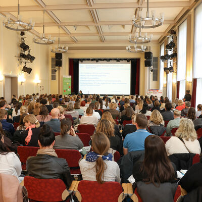Publikum bei der 3. Kinder- und Jugend-Gesundheitskonferenz im Landkreis Oberhavel, w&auml;hrend des Fachvortrages von Frau Dr. med. Maria-Christiane Jockers-Scher&uuml;bl im gut gef&uuml;llten Veranstaltungssaal.
