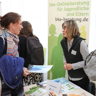 Teilnehmerin der 3. Kinder- und Jugend-Gesundheitskonferenz im Gespr&auml;ch mit dem &uuml;berregionalen Partner bke-Onlineberatung auf dem Markt der M&ouml;glichkeiten.