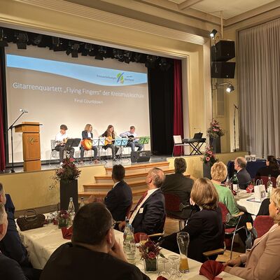 Kinder auf einer Bühne mit Gitarren.