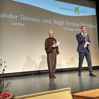 Ein Mann und eine Frau auf einer kleinen Theaterbühne.