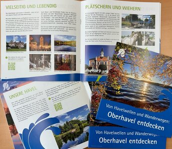 Eine Broschüre mit dem Titel: "Von Havelwellen und Wanderwegen: Oberhavel entdecken" in dunkelblau und vielen, touristischen Bildern. 