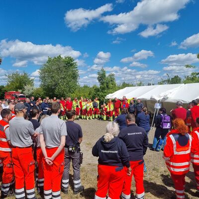 Auswertung um den &Uuml;bungsabschnitt MANV, durch die Dezernentin Katja Hermann und dem Kreisbrandmeister Gerd Rittes des Landkreis Oberhavel gegen&uuml;ber den dort eingesetzten Kr&auml;ften.