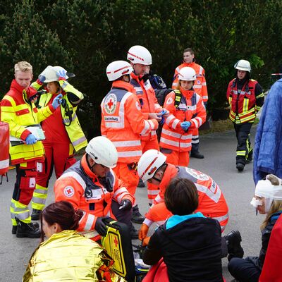 Komparsen zur Darstellung Verletzter im Rahmen der &Uuml;bung, werden im &Uuml;bungsabschnitt MANV, nach deren Rettung der Patientenablage und zur sanit&auml;tsdienstlichen Versorgung &uuml;bergeben.