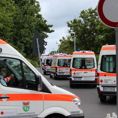 Einfahrt nachalarmierter Rettungskr&auml;fte in den &Uuml;bungsabschnitt MANV im Rahmen der Katastrophenschutz&uuml;bung.