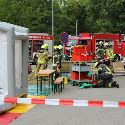 Abgesperrter Bereich zur Dekontamination der Einsatzkr&auml;fte im &Uuml;bungsabschnitt Gefahrstofflage. Feuerwehrkr&auml;fte warten vorbereitet auf die R&uuml;ckkehr der Einsatzkr&auml;fte aus dem Gefahrenbereich.