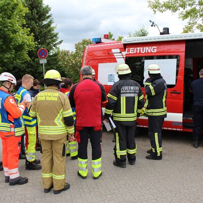 Einsatzkr&auml;fte von Rettungsdienst, Sanit&auml;tsdienst, Feuerwehr einschlie&szlig;lich des &auml;rztlichen Leiter des Rettungsdienstes am Einsatzleitwagen als F&uuml;hrungsmittel des Einsatzabschnittes MANV.