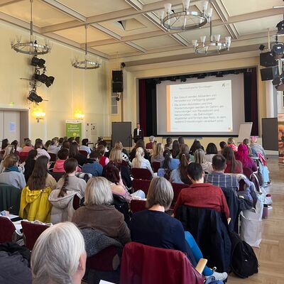 Fortbildung im Stadtklubhaus Hennigsdorf mit Fachvortrag von Jens Vandr&eacute; zu den Risiken fr&uuml;hkindlichen Medienkonsums.